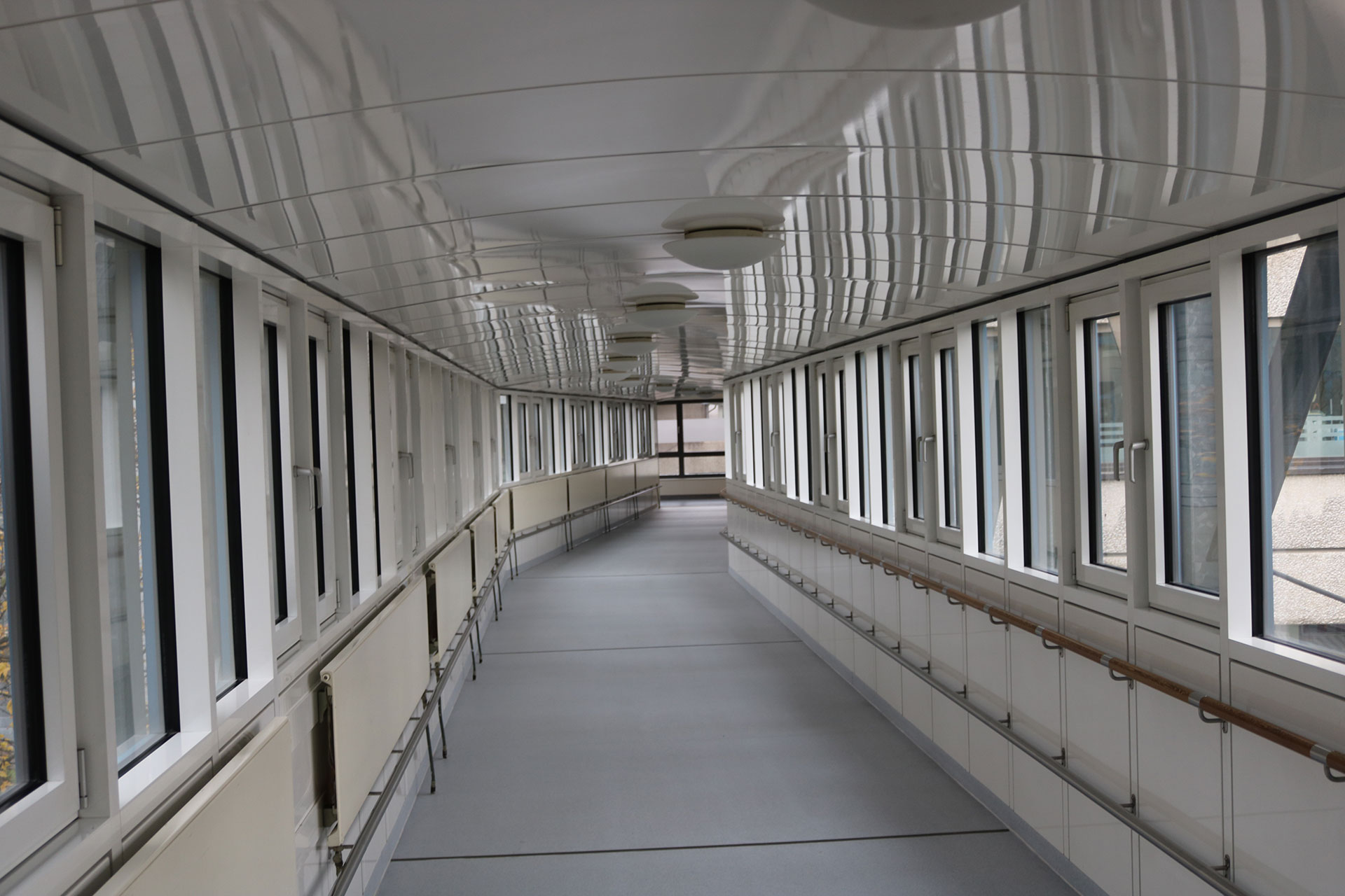 Die Versorgungsbrücke verbindet die Rehanova mit dem Krankenhaus Merheim